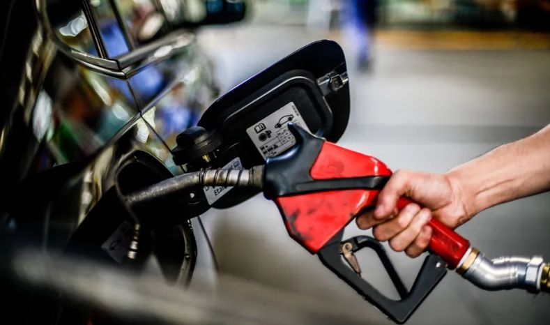 Preços médios da gasolina e do etanol voltam a subir nos postos após reoneração do ICMS, mostra ANP